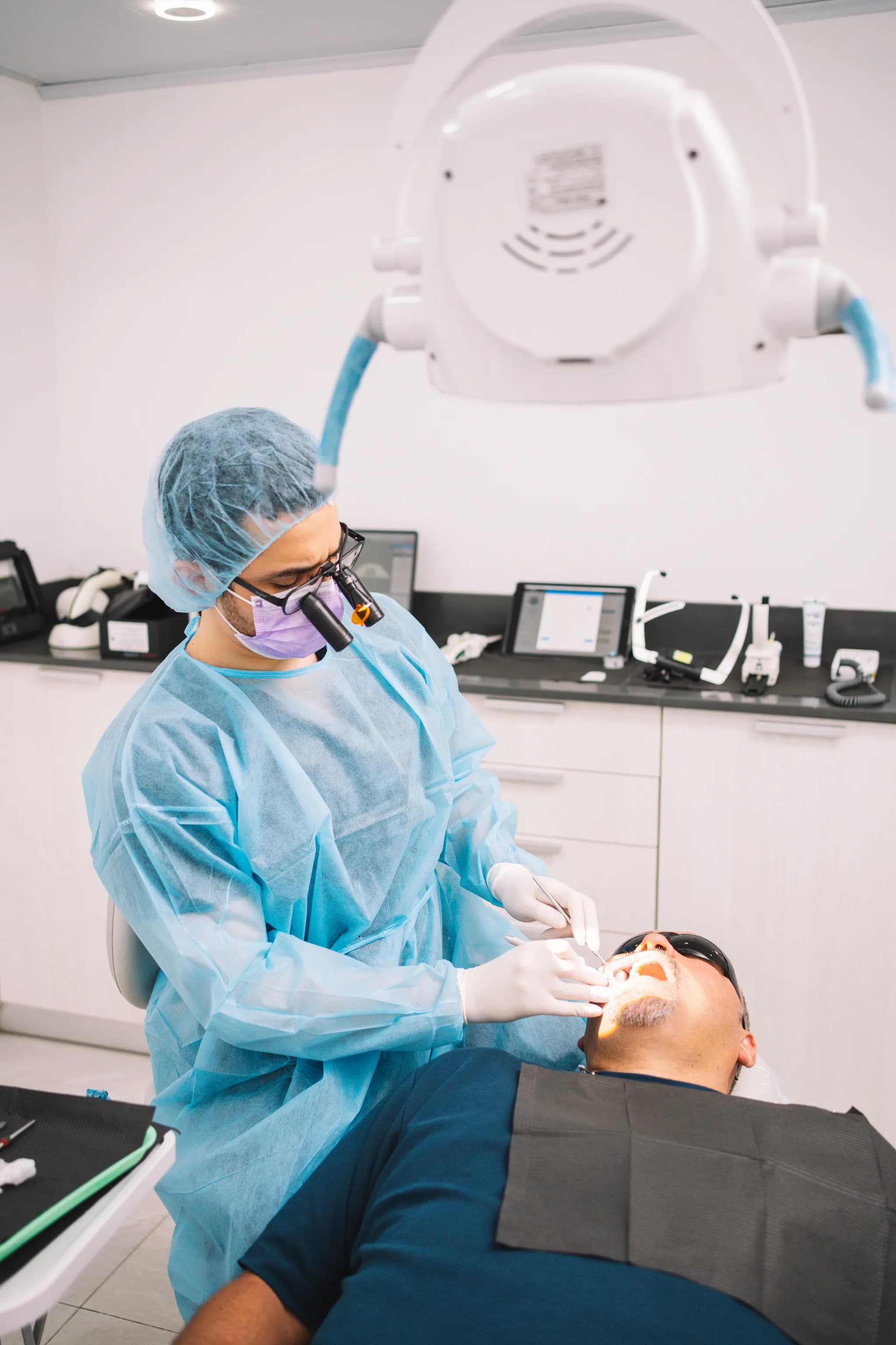 Dentista realizando um procedimento de precisão