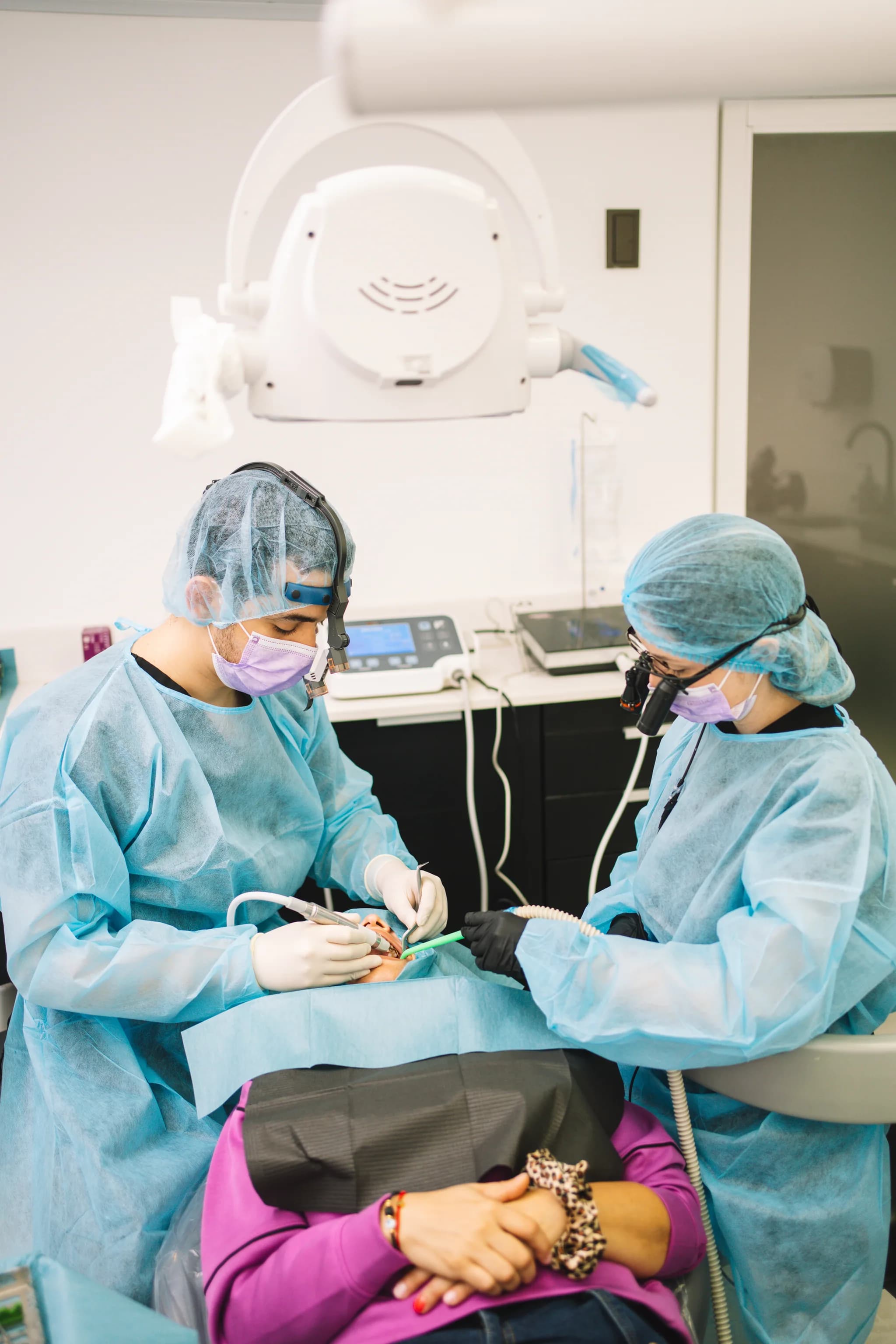 Equipe completa de Odontologia em procedimento clínico
